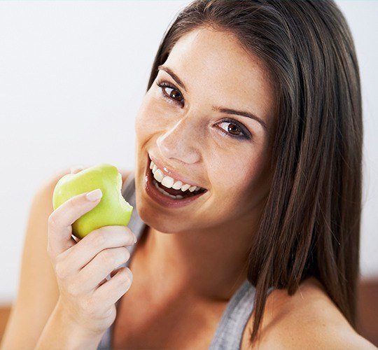 woman eating apple